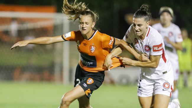 Anna Margraf of the Roar and Rachel Lowe of the Wanderers compete for the ball. (AAP Image/Glenn Hunt)