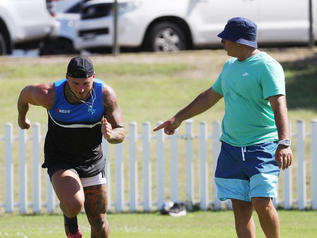 WEEKEND TELEGRAPHS SPECIAL. , PLEASE CONTACT WEEKEND PIC EDITOR JEFF DARMANIN PUBLISHING.     ,  Daily Telegraph 18/1/23. Sprint coach Roger Fabri , green top, trains Bronson Xerri in Maroubra today a year before he returns to the field .picture John Grainger