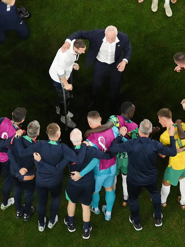 Arnold and Boyle huddle with the team.