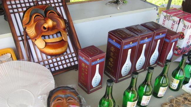 A stall selling masks and soju at Hahoe village.