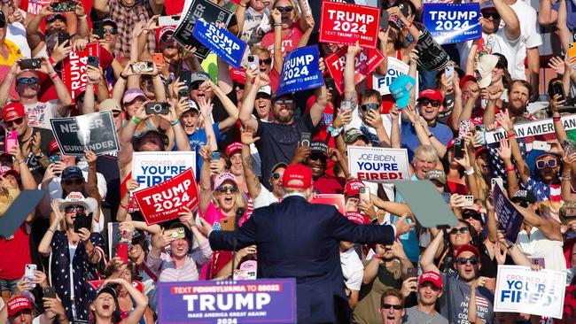 Donald Trump waves to the crowd