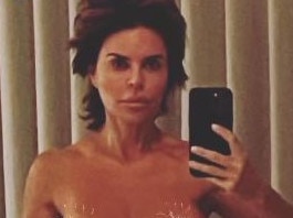 Lisa Rinna shares naked selfie