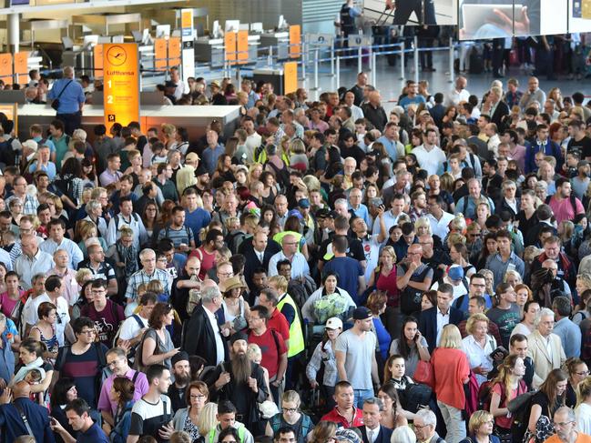 Passengers leave the terminal 1 of the airport of Frankfurt on August 31, 2016, as the police clears the airport due to a person who entered the security area without beeing controlled. / AFP PHOTO / dpa / Boris Roessler / Germany OUT