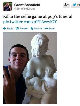 Picture via selfiesatfunerals.tumblr.com