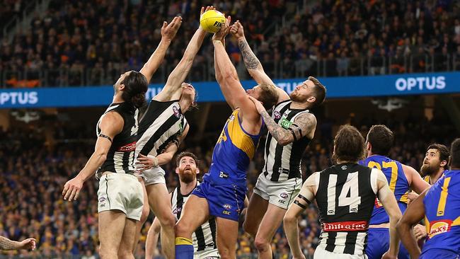 Nathan Vardy flies against Brodie Grundy, Tom Langdon and Jeremy Howe.