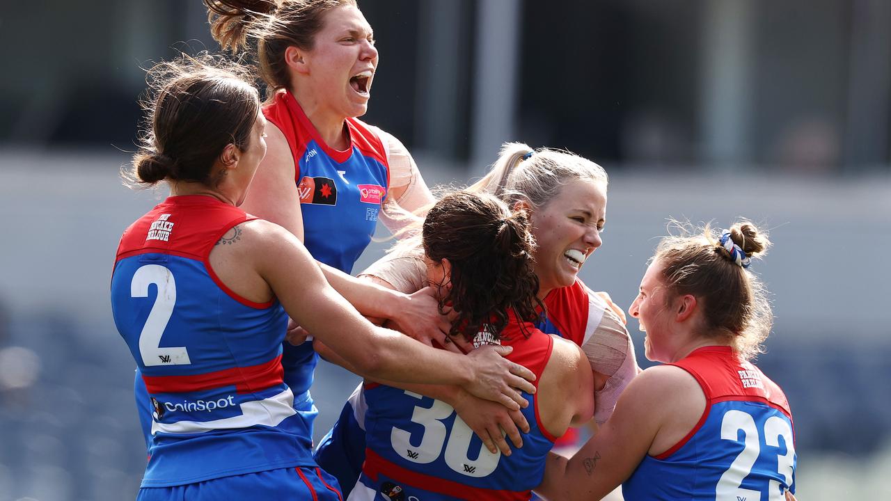 AFLW Players No Longer Required To Wear White Shorts To Reduce Period  Anxiety - Women's Health Australia