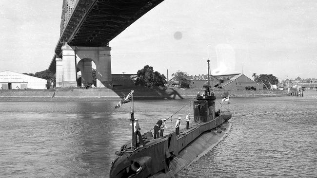 The HMS Telemachus, a British T Class submarine, turns in the river under the Story Bridge in 1959.