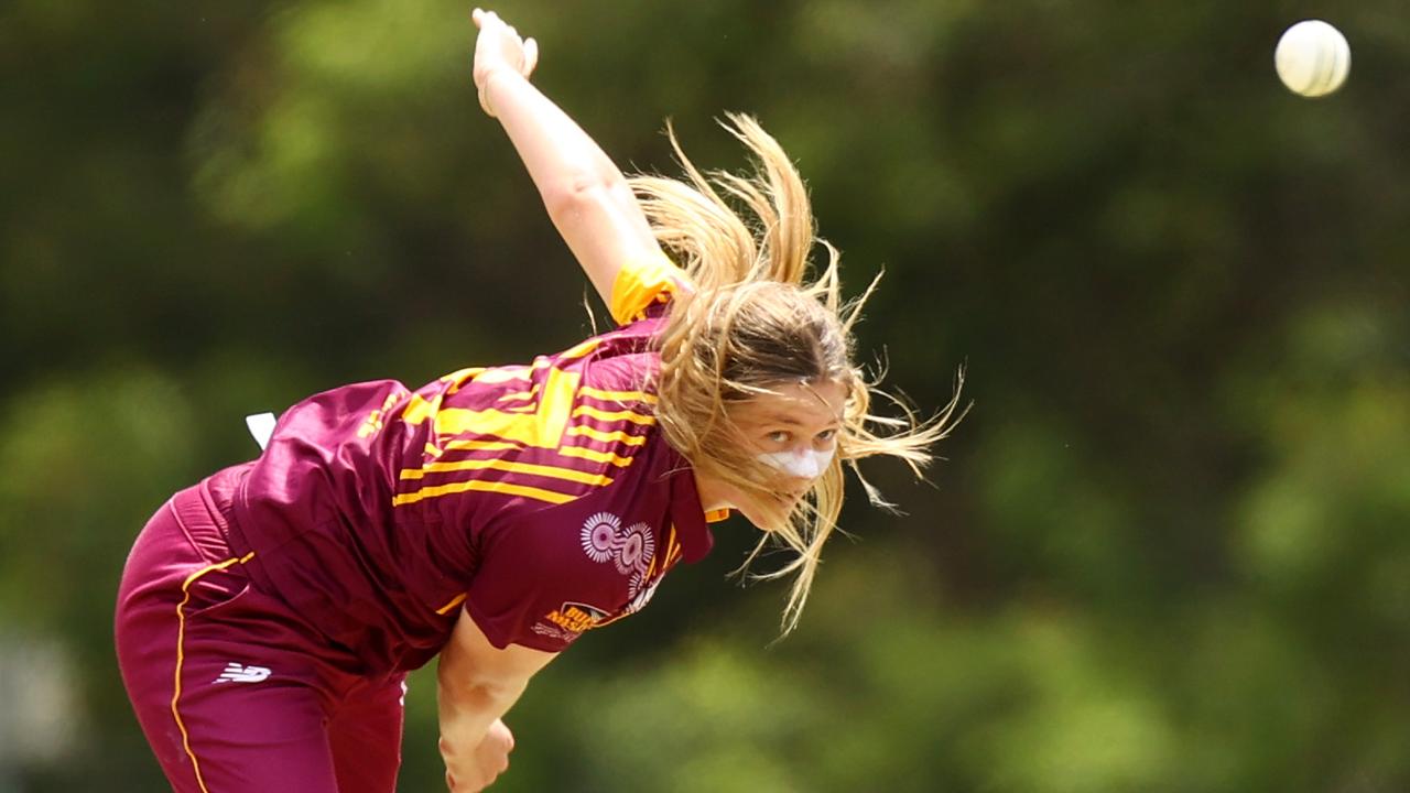 Courtney Sippel bowls for Queensland in the WNCL. Photo: Mark Nolan/Getty Images.