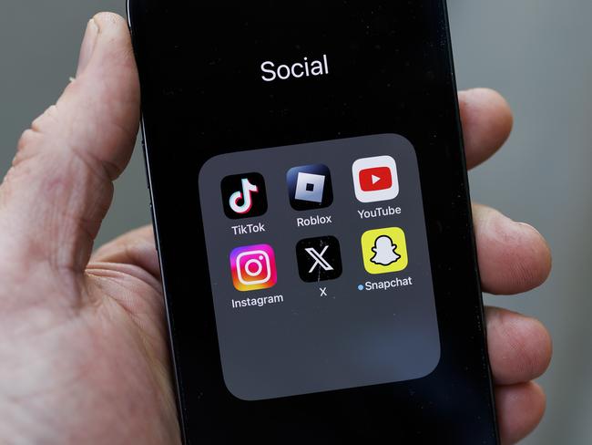 The government has vowed to crackdown on social media platforms. Picture: NewsWire / Aaron Francis