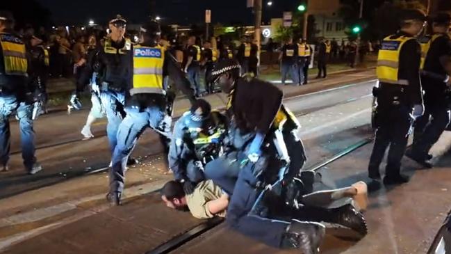 Pro-Palestinian and pro-Israel supporters clash in Melbourne on Friday night. Picture: Rukshan Fernando/Twitter