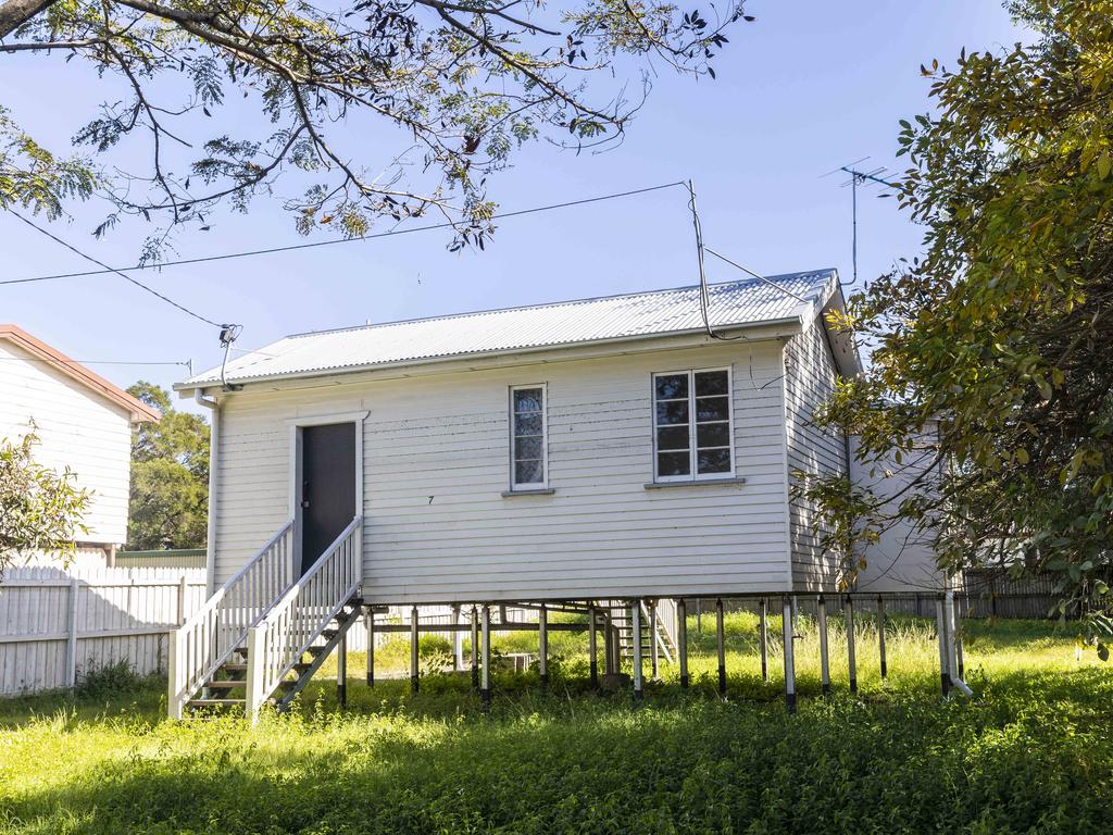 An abandoned / unoccupied, flood damaged house on Corella Street, Rocklea. Many houses in Rocklea have been unoccupied since the floods in February, with some apparently unoccupied since the 2011 flood. Picture : Matthew Poon.