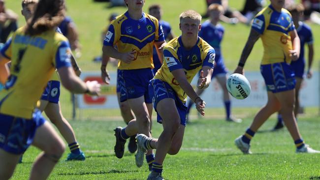 Dreau Clark passes the footy. Picture: Steve Montgomery Sports Photography