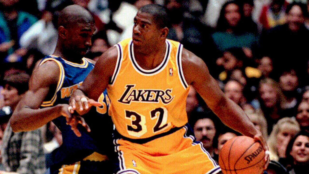 Joe Smith defends Magic Johnson. Photo: Basketball A/CT.