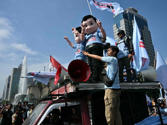 A crowd of well-wishers gather outside the Presidential Palace as they wait for the inauguration of Indonesia's president-elect Prabowo Subianto in Jakarta on October 20, 2024. Prabowo Subianto will be sworn in October 20 as president of the world's third-largest democracy, Indonesia, with the wealthy ex-general accused of rights abuses taking over eight months after a landslide election win. (Photo by JUNI KRISWANTO / AFP)