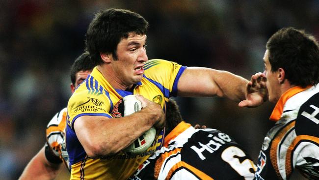 04/06/2006 SPORT: NRL — 4.6.07 — Wests Tigers v Parramatta Eels at Telstra Stadium. Nathan Hindmarsh on the charge. pic. Phil Hillyard