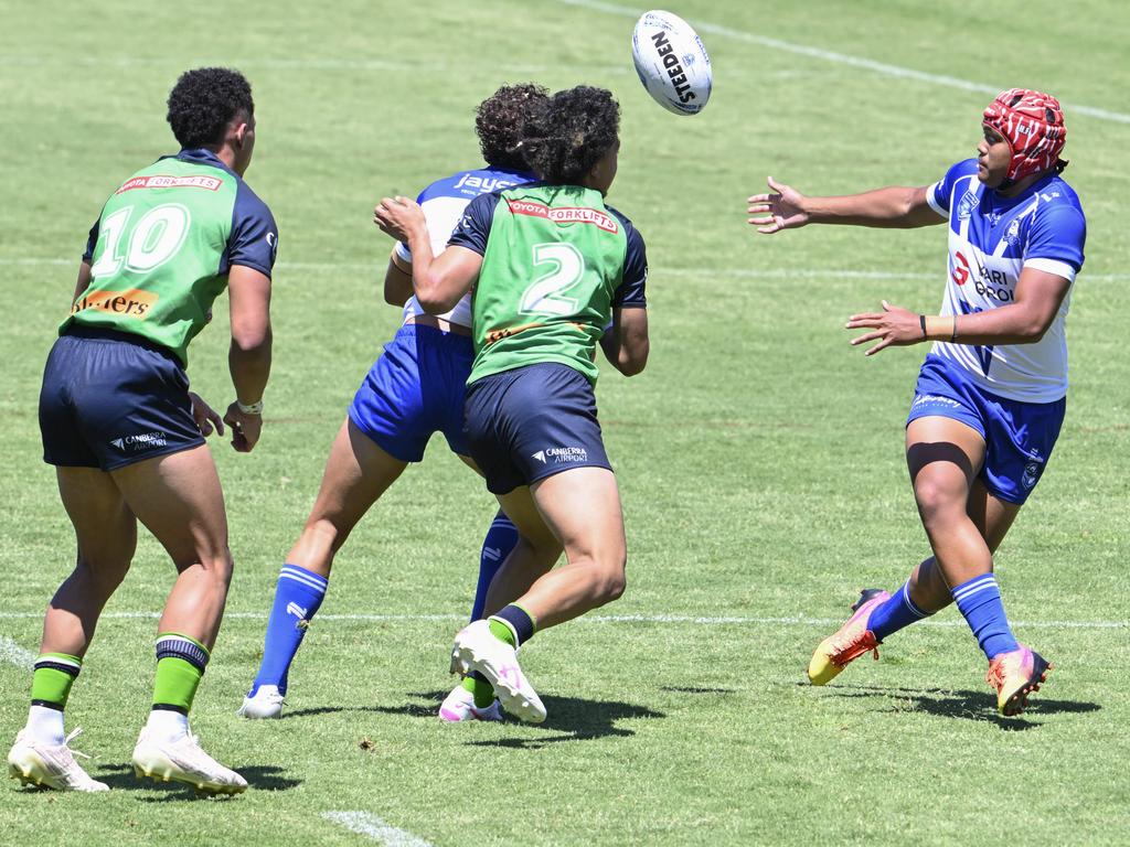 Harlem Faalafi anticipates the ball. Picture: Martin Ollman