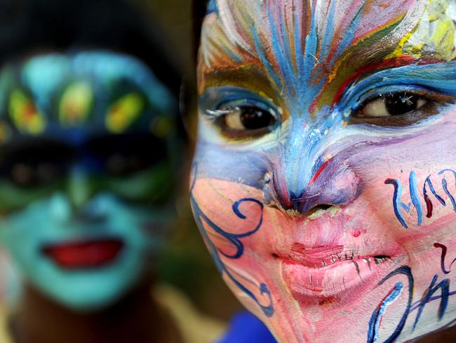 Indian students pose with their faces painted to mark International Women's Day at a college in Chennai on March 7, 2017. / AFP PHOTO / ARUN SANKAR