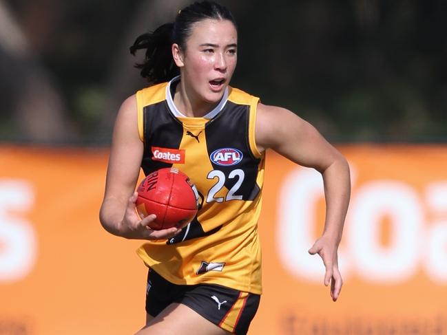 Mizuki Brothwell assesses her options for the Dandenong Stingrays last year. Photo: Rob Lawson/AFL Photos