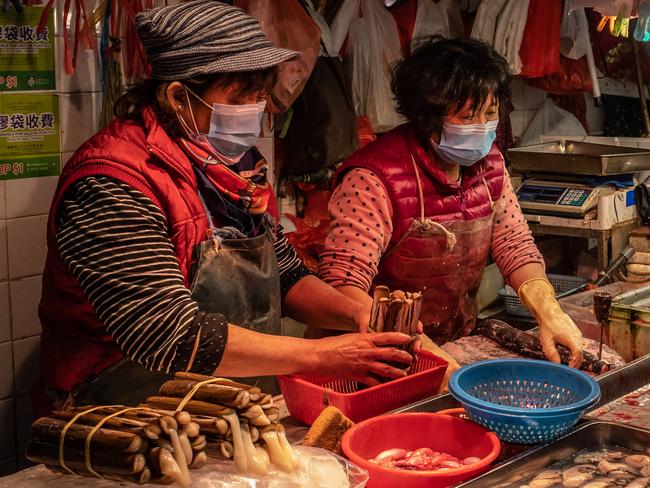 MACAU, CHINA - JANUARY 28: Residents wearing face mask purchase seafood at a wet market on January 28, 2020 in Macau, China. Macau reported with seven cases of Wuhan coronavirus infections as the number of those who have died from the virus in China has climbed over hundred on Tuesday and cases have been reported in other countries including the United States,Thailand, Japan, Taiwan, and South Korea. (Photo by Anthony Kwan/Getty Images)