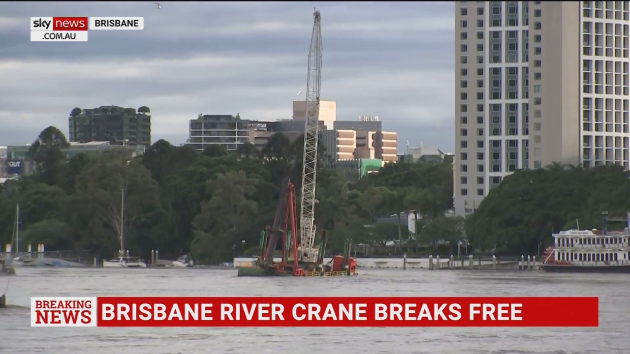 Pontoon carrying crane breaks free on Brisbane River