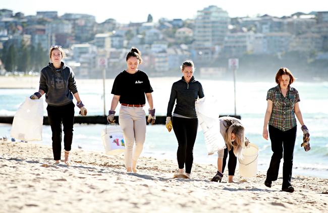 Marie Rolfsmeier, Lily Kukulka, Caroline Batchler, Nevena Krups and Maria Atkins cleaning up Manly beach for DoSomething Day 2018. Picture: Adam Yip