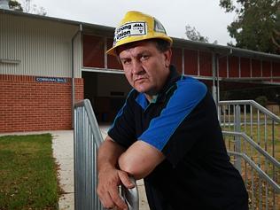  CMFEU union rep Andrew Quirk (in hemet) at Lane Cove Public School BER project, Sydney. Re: Building company collapse. 