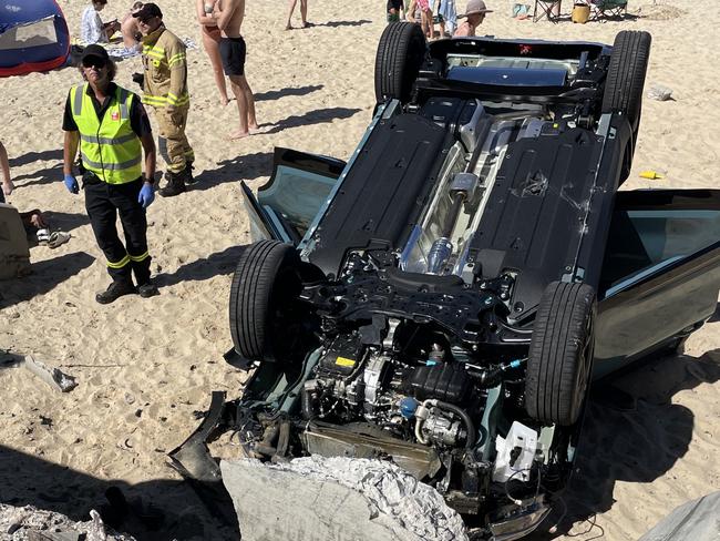 SYDNEY, AUSTRALIA - NCA NewsWire Photos - 25 SEPTEMBER, 2023: A Green SUV has driven through a concrete fence and landed on Balmoral Beach in Sydney. Picture: NCA NewsWire