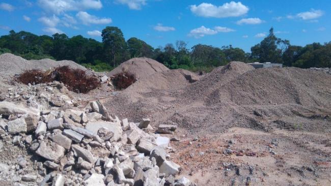 Kariong Sand and soil recycling facility: Photo of the existing landscaping and building material storage area.