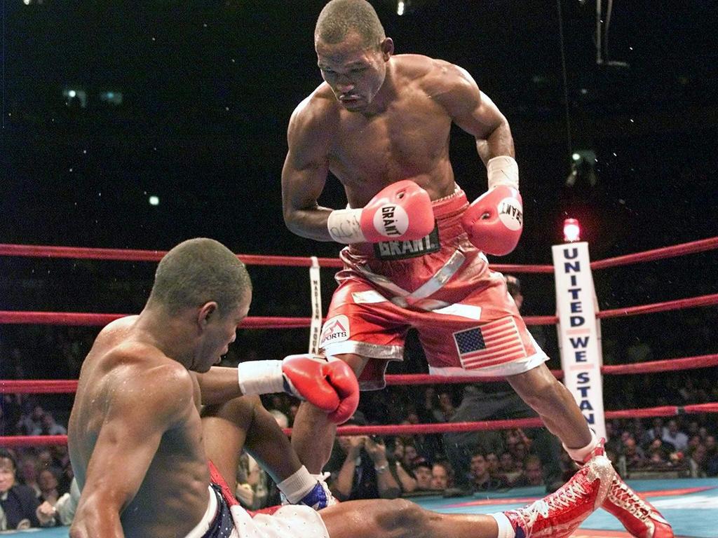 Bernard Hopkins (R) knocks down WBA Champion Felix Trinidad during 11th round their unification bout at Madison Square Garden in New York, 29/09/01.