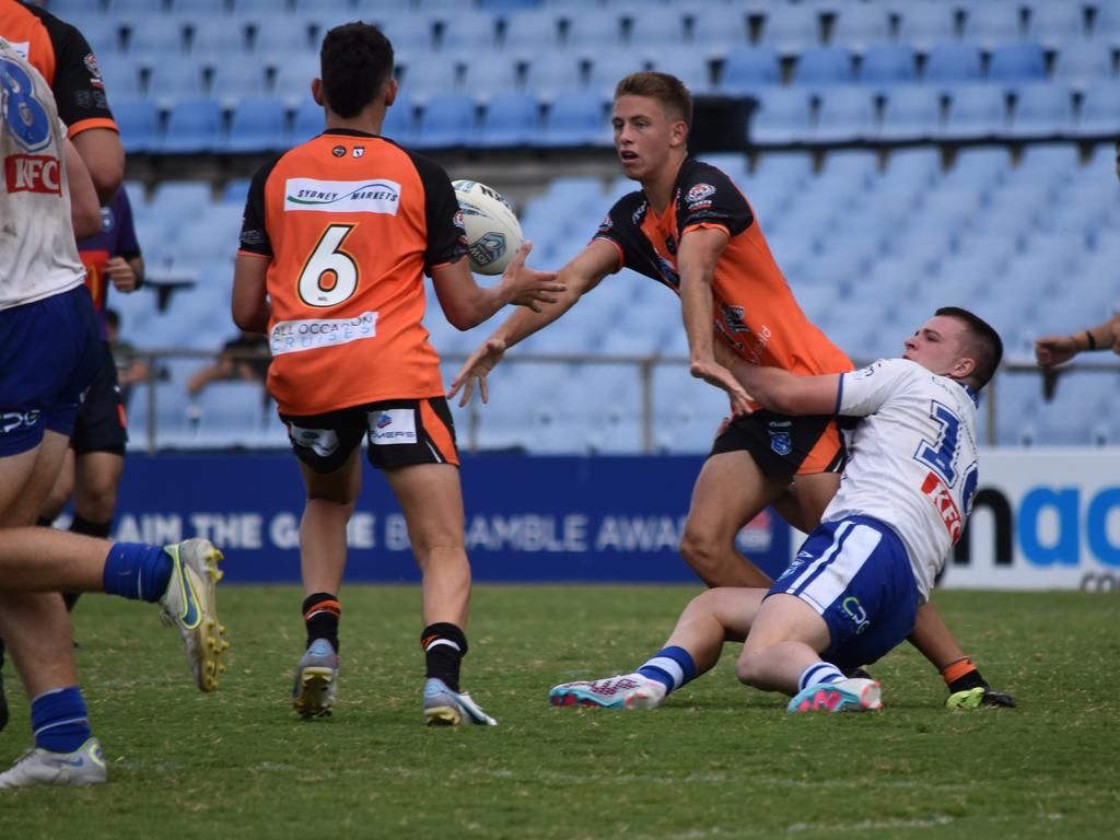 Jackson Lill passes to Levi Conti. Picture: Sean Teuma/NewsLocal