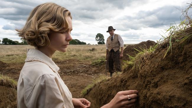 Carey Mulligan and Ralph Fiennes in The Dig.