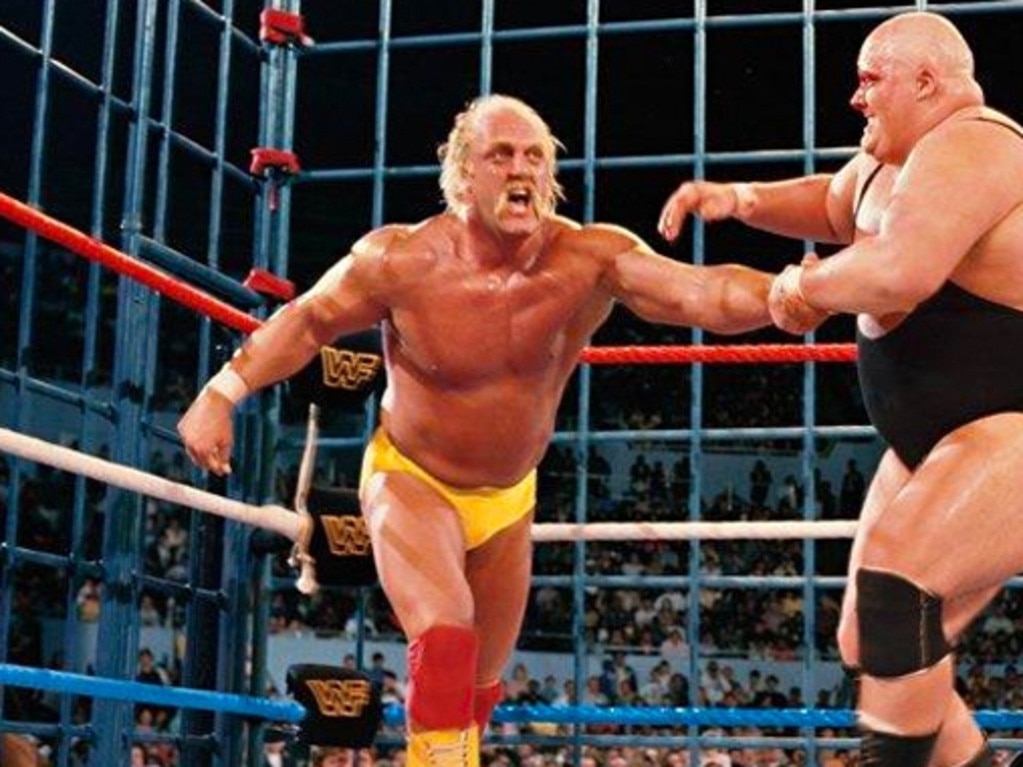 Hulk Hogan fighting late wrestler King Kong Bundy.
