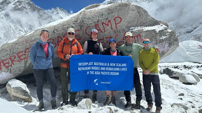 Interplast Australia and New Zealand Flag: Everest Base Camp Trekking Rock 5364m: Left to Right: Lisa Jelly (UK), Peter Lethbridge (NZ), Anna Ott (Germany), Rebecca Heah (Australia), Hamish Overton (Australia), Trent Thorne (Australia).