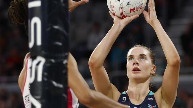 Kiera Austin of the Vixens lines up a goal. Photo: Getty Images