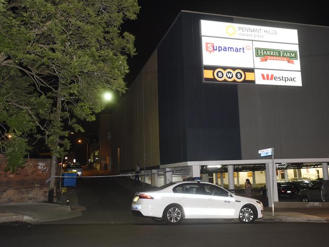 Two men were found to have sustained stab wounds at Pennicook Lane in West Pennant Hills. Picture: Gordon McComiskie