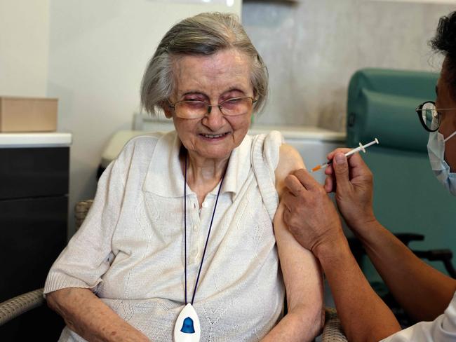 An ederly patient receives the 3rd dose of the Pfizer-BioNtech Covid-19 vaccine in Paris, on September 13, 2021. - France decided to offer a Covid booster shots to the elderly and vulnerable from September, joining a growing list of countries offering third vaccine shots to fight new virus variants, President Emmanuel Macron said on August 5. 2021. (Photo by THOMAS COEX / AFP)