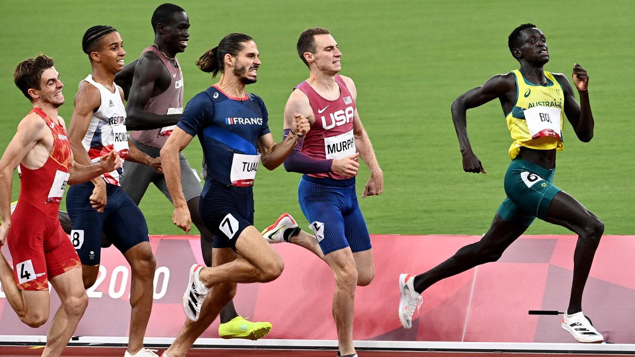 Peter Bol cledars out from the chasing pack to take the 800m semi-final.