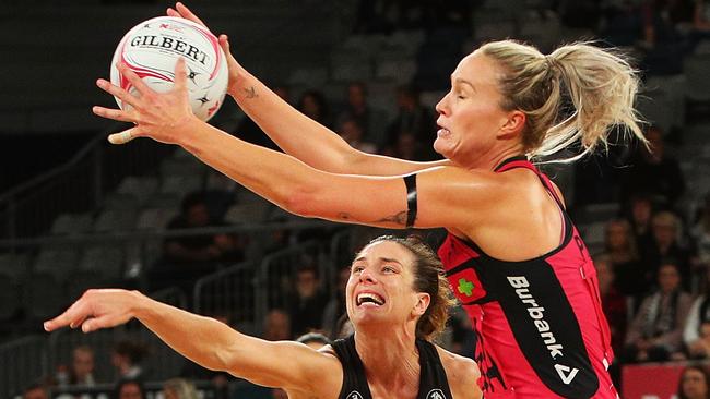 Chelsea Pitman of the Thunderbirds  and Ashleigh Brazill of the Magpies compete for the ball.