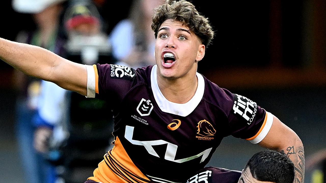 Reece Walsh divides NRL fans amid 'unreal' display for the Broncos