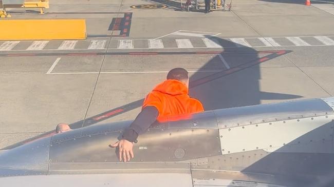 Passenger on wing of Jetstar Airbus A320-200 at Melb International Airport. Source: James Gordon/X