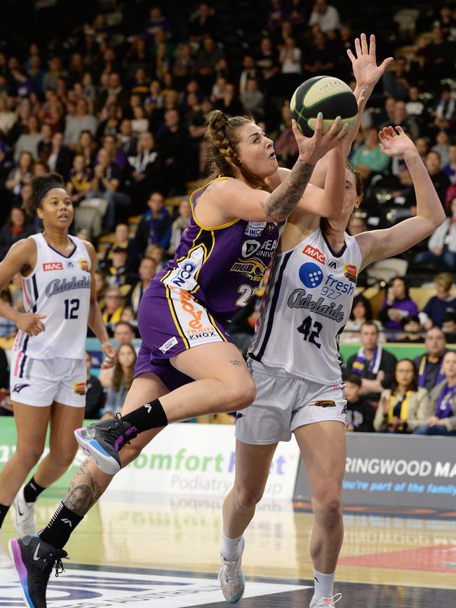 Melbourne Boomers’ Cayla George drives past Adelaide’s Colleen Planeta. Picture: Lawrence Pinder