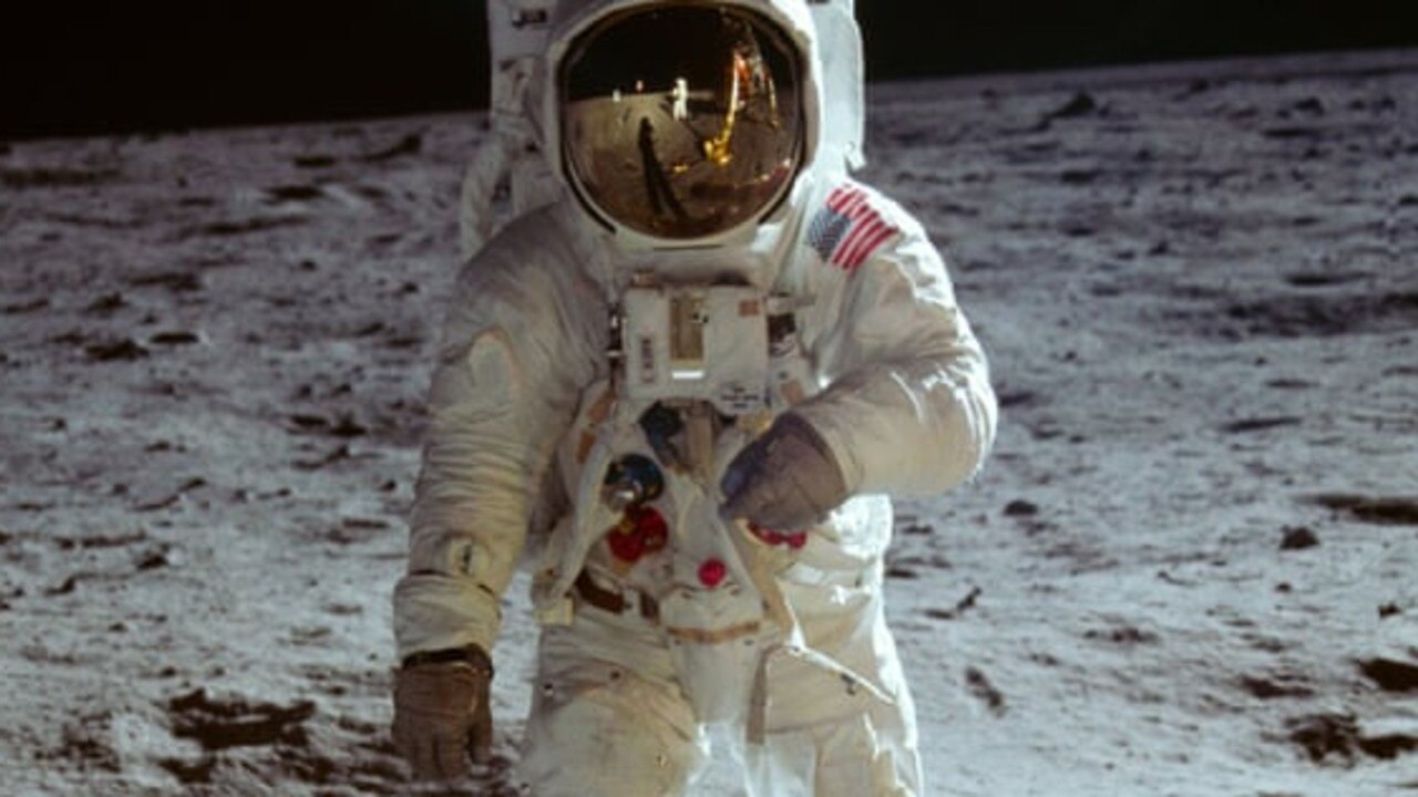 Moon landing conspiracy theories, debunked