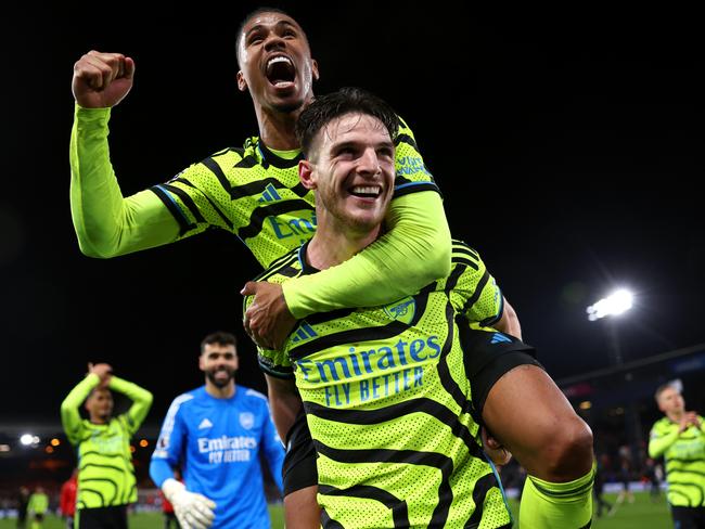 LUTON, ENGLAND - DECEMBER 05: Declan Rice of Arsenal celebrates with teammate Gabriel after defeating Luton Town during the Premier League match between Luton Town and Arsenal FC at Kenilworth Road on December 05, 2023 in Luton, England. (Photo by Julian Finney/Getty Images)