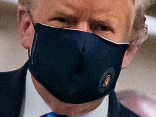 US President Donald Trump wears a mask as he visits Walter Reed National Military Medical Center in Bethesda, Maryland' on July 11, 2020. (Photo by ALEX EDELMAN / AFP)