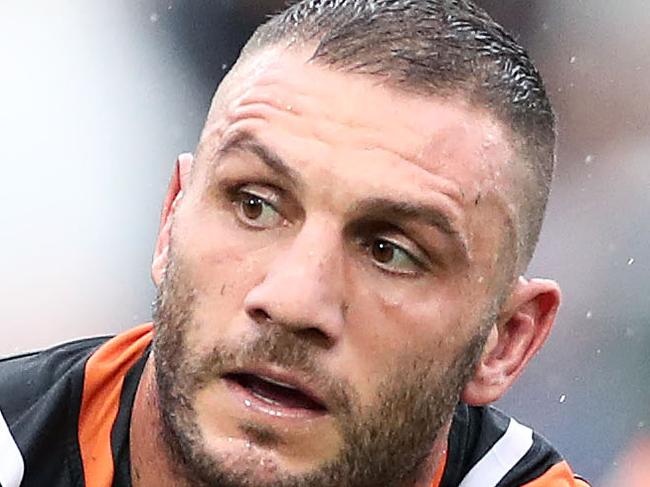 SYDNEY, AUSTRALIA - MARCH 16: Robbie Farah of the Tigers passes during the round 1 NRL match between the Wests Tigers and the Manly Warringah Sea Eagles at Leichhardt Oval on March 16, 2019 in Sydney, Australia. (Photo by Matt King/Getty Images)