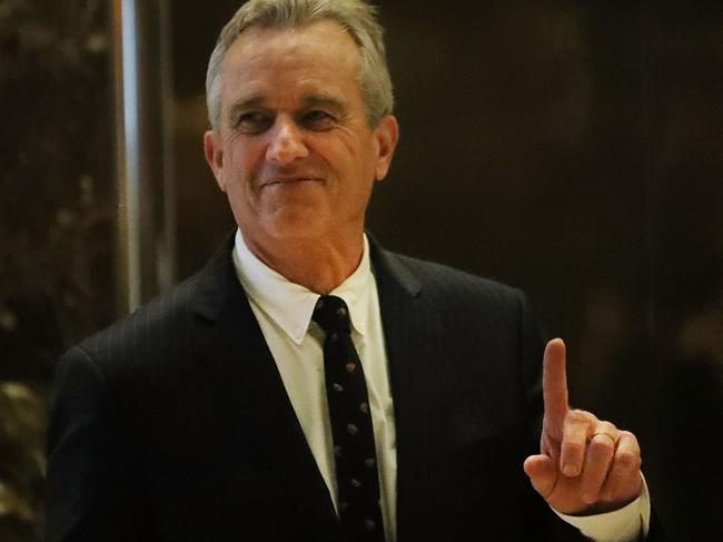 NEW YORK, NY - JANUARY 10: Robert Kennedy Jr., heads up to a meeting at Trump Tower on January 10, 2017 in New York City. President-elect Donald Trump continues to hold meetings at his New York residence to fill the remaining positions in his administration.   Spencer Platt/Getty Images/AFP == FOR NEWSPAPERS, INTERNET, TELCOS & TELEVISION USE ONLY ==