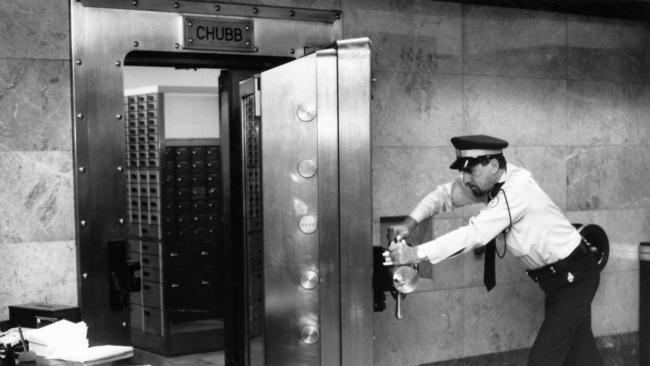 A security guard closes a strong room door in the vault of South Australia’s State Bank in 1990.