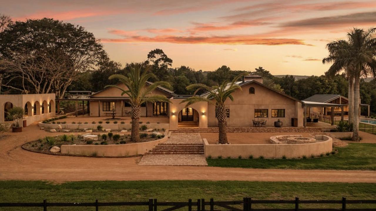 **FOR THE WEEKEND TELEGRAPH ONLY** JONATHAN CHANCELLOR REAL ESTATE COLUMN*  2)  Greg Norman inspects Byron Bay offerings.Prestige Byron Bay district offerings currently for sale include: Copperstone, Bangalowhttps://www.realestate.com.au/property-acreage+semi-rural-nsw-bangalow-146210412