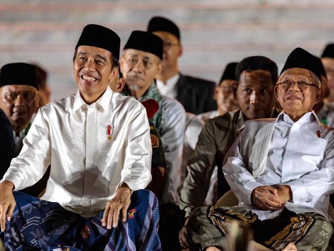 Indonesian President Joko Widodo and Vice President Ma'ruf Amin (R) attend the national prayer ahead of the country's 79th Independence Day on August 17, at the Merdeka Palace in Jakarta on August 1, 2024. (Photo by Yasuyoshi CHIBA / AFP)