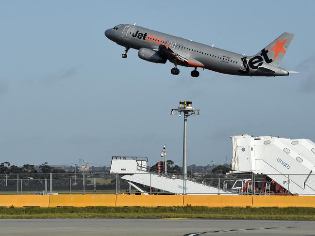 MELBOURNE, AUSTRALIA - NewsWire Photos JULY 07, 2022: A Jetstar plane takes off from Melbourne Airport. Picture: NCA NewsWire / Andrew Henshaw